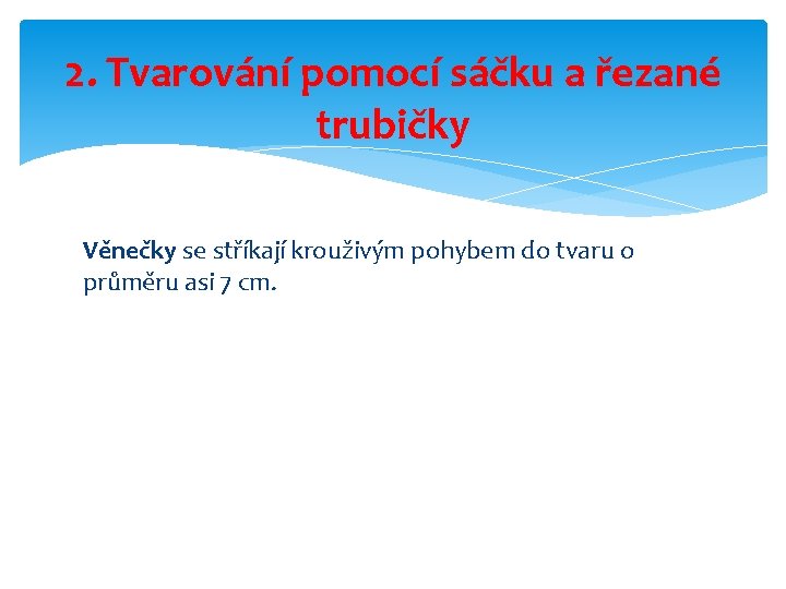 2. Tvarování pomocí sáčku a řezané trubičky Věnečky se stříkají krouživým pohybem do tvaru