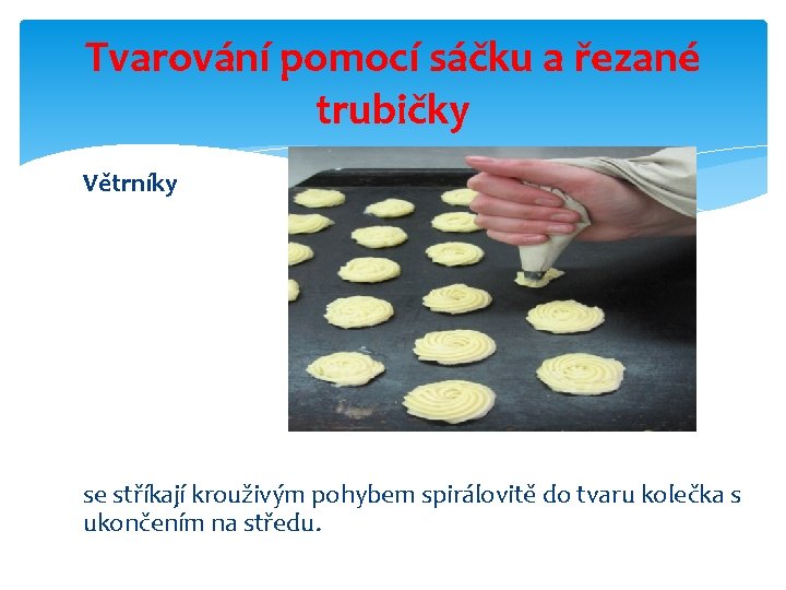 Tvarování pomocí sáčku a řezané trubičky Větrníky se stříkají krouživým pohybem spirálovitě do tvaru