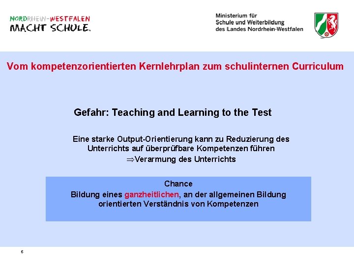 Vom kompetenzorientierten Kernlehrplan zum schulinternen Curriculum Gefahr: Teaching and Learning to the Test Eine