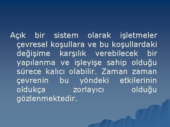 Açık bir sistem olarak işletmeler çevresel koşullara ve bu koşullardaki değişime karşılık verebilecek bir