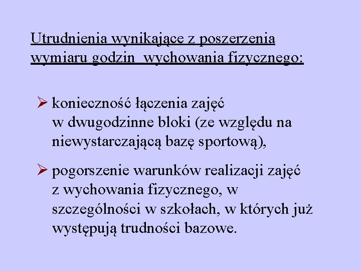 Utrudnienia wynikające z poszerzenia wymiaru godzin wychowania fizycznego: Ø konieczność łączenia zajęć w dwugodzinne