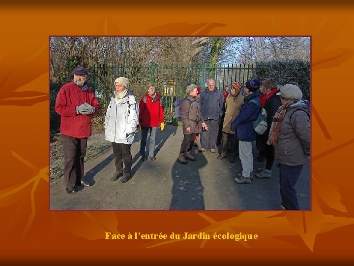 Face à l’entrée du Jardin écologique 