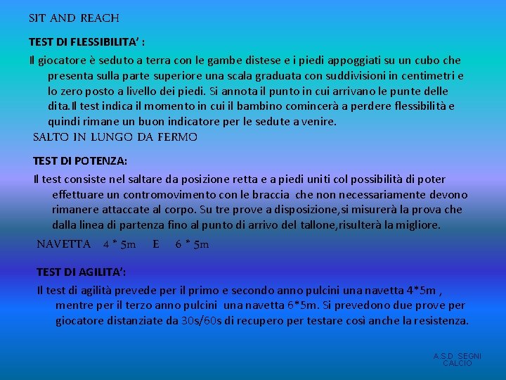 SIT AND REACH TEST DI FLESSIBILITA’ : Il giocatore è seduto a terra con SIT AND REACH TEST DI FLESSIBILITA’ : Il giocatore è seduto a terra con