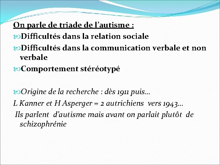 On parle de triade de l’autisme : Difficultés dans la relation sociale Difficultés dans