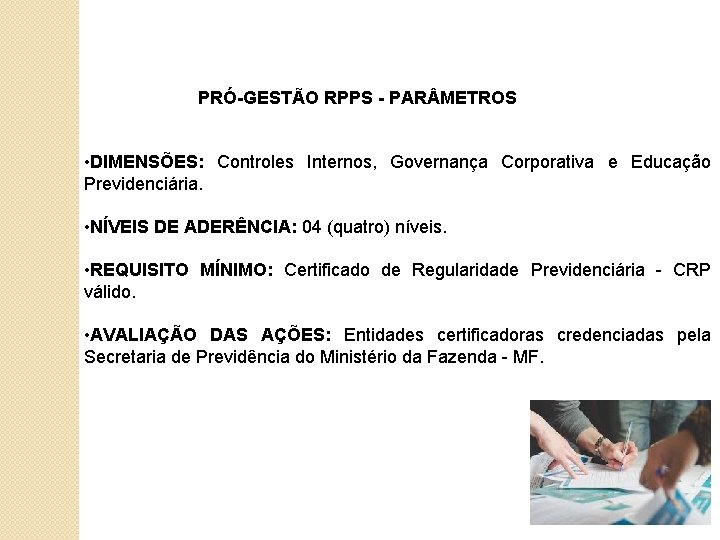 PRÓ-GESTÃO RPPS - PAR METROS • DIMENSÕES: Controles Internos, Governança Corporativa e Educação Previdenciária.