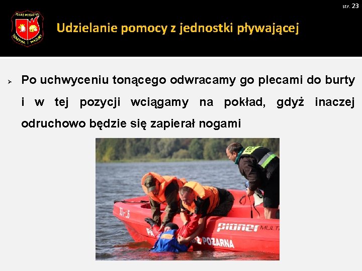 str. 23 Udzielanie pomocy z jednostki pływającej Ø Po uchwyceniu tonącego odwracamy go plecami str. 23 Udzielanie pomocy z jednostki pływającej Ø Po uchwyceniu tonącego odwracamy go plecami