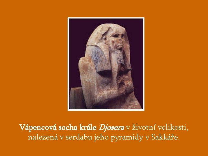 Vápencová socha krále Djosera v životní velikosti, nalezená v serdabu jeho pyramidy v Sakkáře.