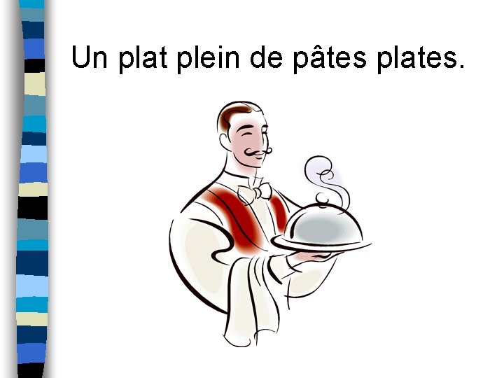 Un plat plein de pâtes plates. 