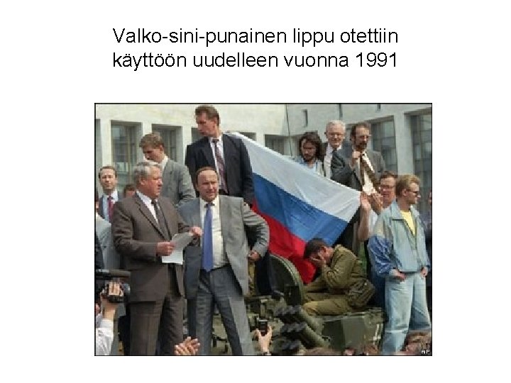 Valko-sini-punainen lippu otettiin käyttöön uudelleen vuonna 1991 