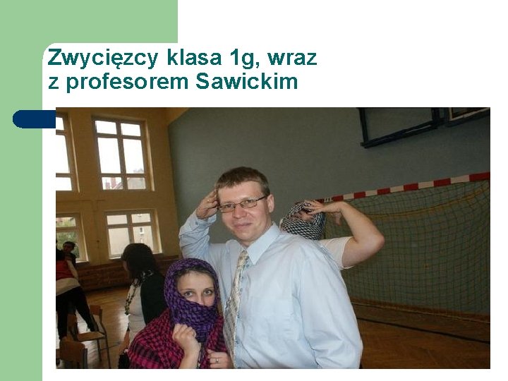 Zwycięzcy klasa 1 g, wraz z profesorem Sawickim 