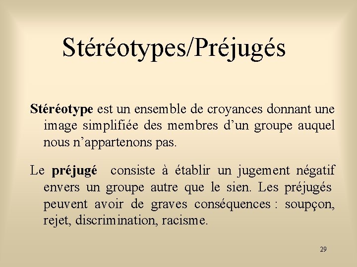 Stéréotypes/Préjugés Stéréotype est un ensemble de croyances donnant une image simplifiée des membres d’un