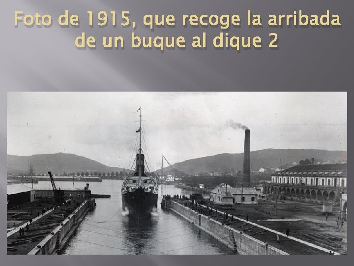 Foto de 1915, que recoge la arribada de un buque al dique 2 