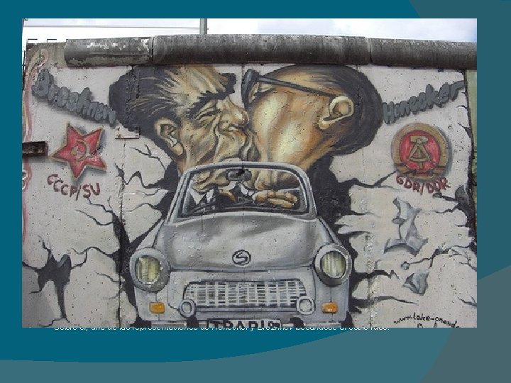 Uno de los más famosos grafittis del muro; un Trabi (Trabant, el típico coche