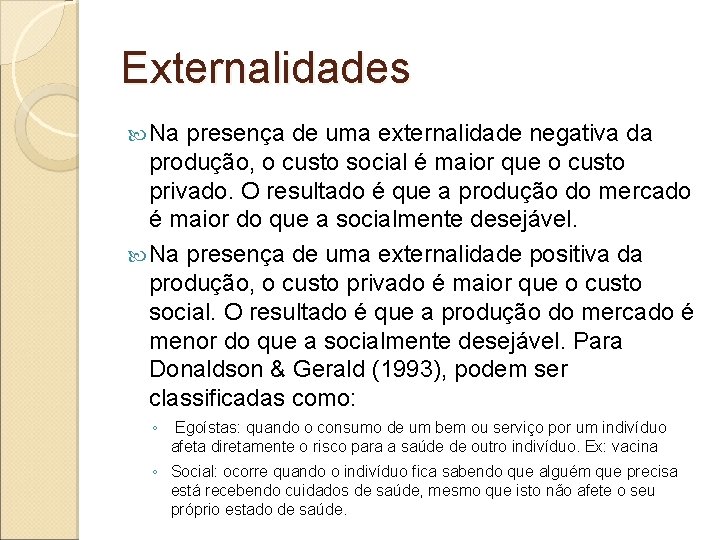 Externalidades Na presença de uma externalidade negativa da produção, o custo social é maior