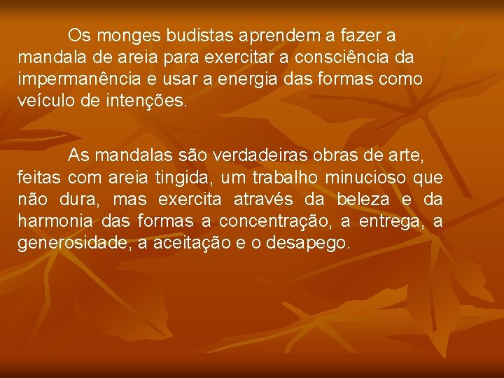 Os monges budistas aprendem a fazer a mandala de areia para exercitar a consciência Os monges budistas aprendem a fazer a mandala de areia para exercitar a consciência