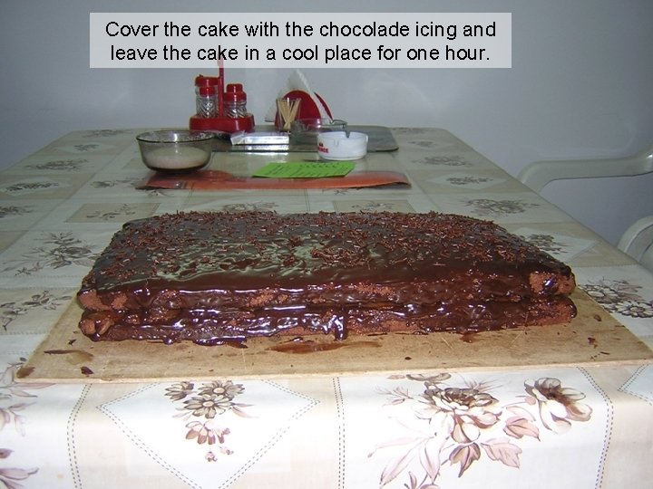 Cover the cake with the chocolade icing and leave the cake in a cool