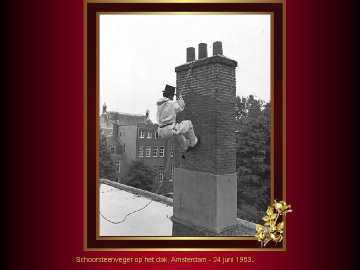 Schoorsteenveger op het dak. Amsterdam - 24 juni 1953. 