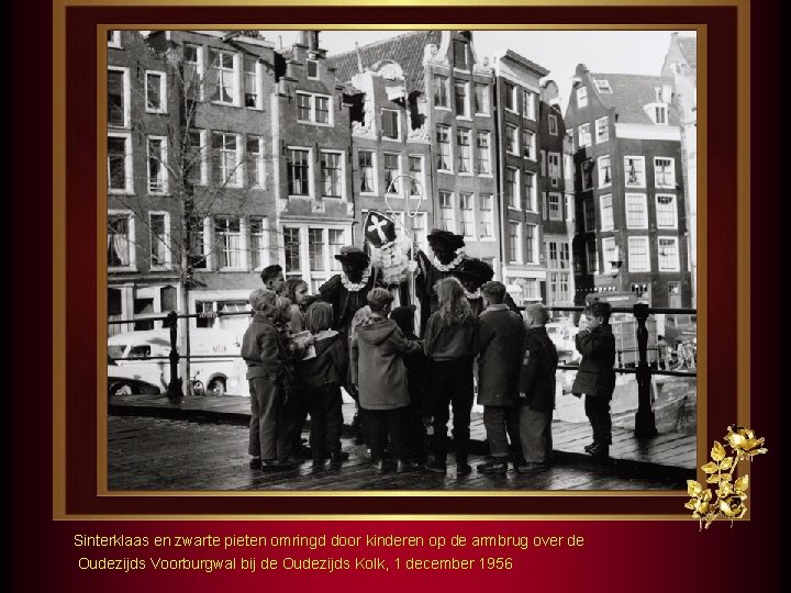 Sinterklaas en zwarte pieten omringd door kinderen op de armbrug over de Oudezijds Voorburgwal