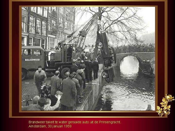 Brandweer takelt te water geraakte auto uit de Prinsengracht. Amsterdam, 30 januari 1959 