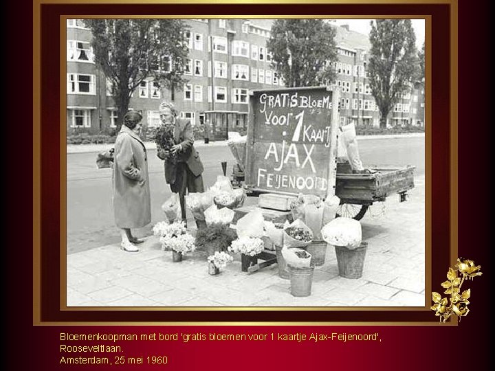 Bloemenkoopman met bord 'gratis bloemen voor 1 kaartje Ajax-Feijenoord', Rooseveltlaan. Amsterdam, 25 mei 1960