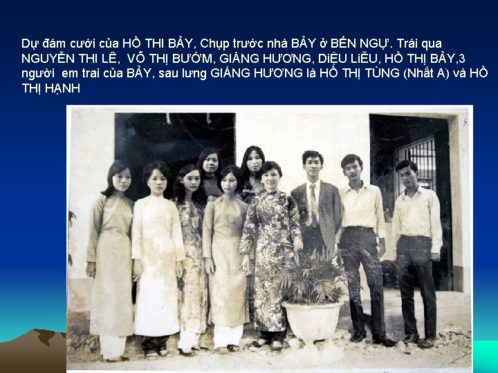 Dự đám cưới của HỒ THI BẢY, Chụp trước nhà BẢY ở BẾN NGỰ.