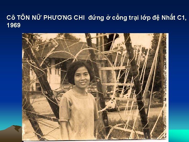 Cô TÔN NỮ PHƯƠNG CHI đứng ở cổng trại lớp đệ Nhất C 1,