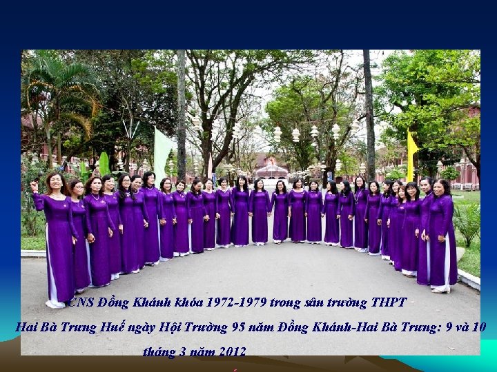  CNS Đồng Khánh khóa 1972 -1979 trong sân trường THPT Hai Bà Trưng