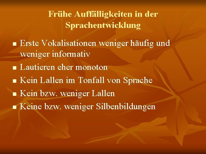 Frühe Auffälligkeiten in der Sprachentwicklung n n n Erste Vokalisationen weniger häufig und weniger