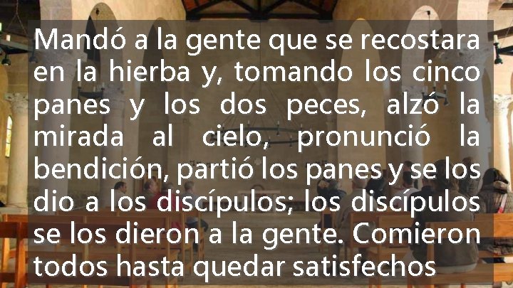 Mandó a la gente que se recostara en la hierba y, tomando los cinco