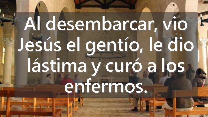 Al desembarcar, vio Jesús el gentío, le dio lástima y curó a los enfermos.