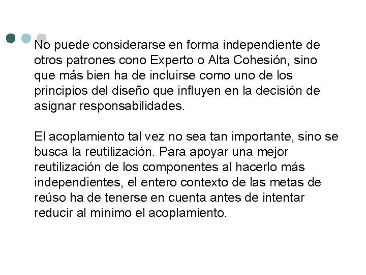 No puede considerarse en forma independiente de otros patrones cono Experto o Alta Cohesión,