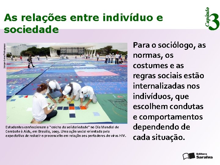 Sérgio Lima/Folhapress Estudantes confeccionam a “colcha da solidariedade” no Dia Mundial de Combate à