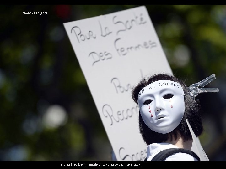 FRANCK FIFE (AFP) Protest in Paris on International Day of Midwives. May 5, 2014.