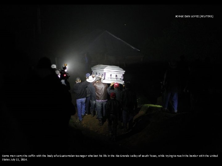 JORGE DAN LOPEZ (REUTERS) Some men carry the coffin with the body of a