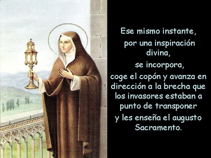 Ese mismo instante, por una inspiración divina, se incorpora, coge el copón y avanza