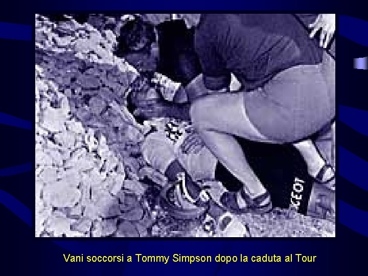 Vani soccorsi a Tommy Simpson dopo la caduta al Tour 