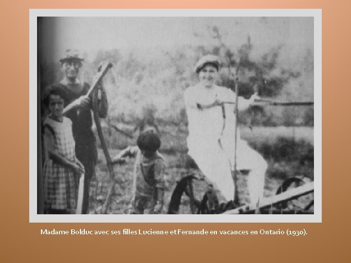 Madame Bolduc avec ses filles Lucienne et Fernande en vacances en Ontario (1930). 