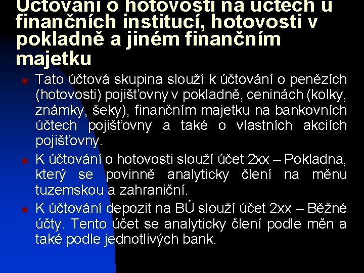 Účtování o hotovosti na účtech u finančních institucí, hotovosti v pokladně a jiném finančním