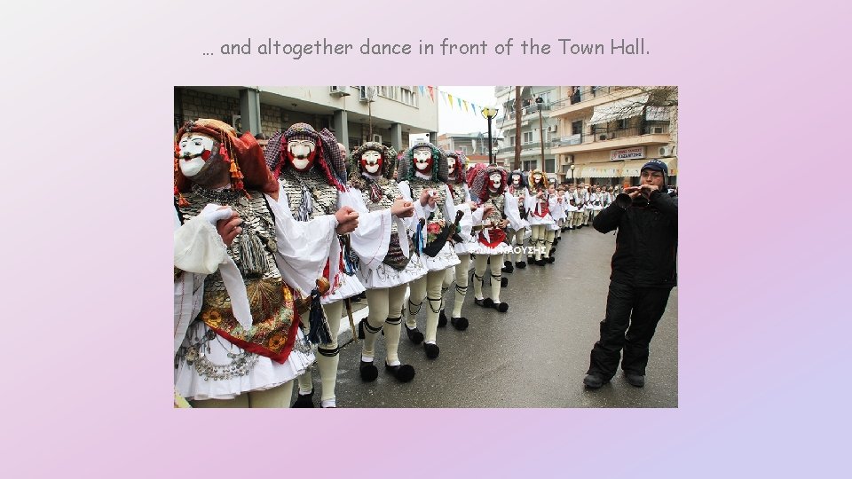 … and altogether dance in front of the Town Hall. 
