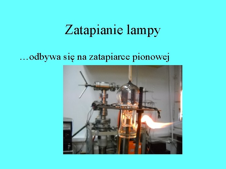 Zatapianie lampy …odbywa się na zatapiarce pionowej Zatapianie lampy …odbywa się na zatapiarce pionowej