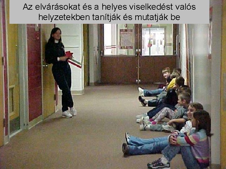 Az elvárásokat és a helyes viselkedést valós helyzetekben tanítják és mutatják be 