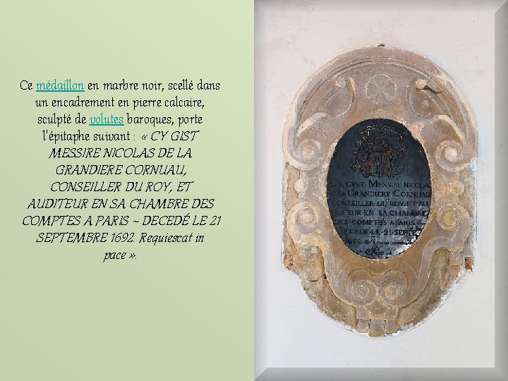 Ce médaillon en marbre noir, scellé dans un encadrement en pierre calcaire, sculpté de