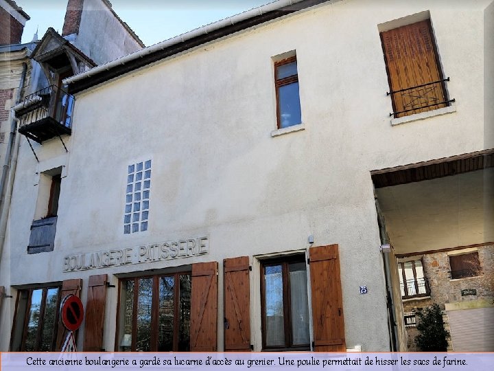 Cette ancienne boulangerie a gardé sa lucarne d’accès au grenier. Une poulie permettait de