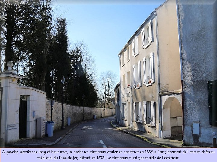 A gauche, derrière ce long et haut mur, se cache un séminaire oratorien construit