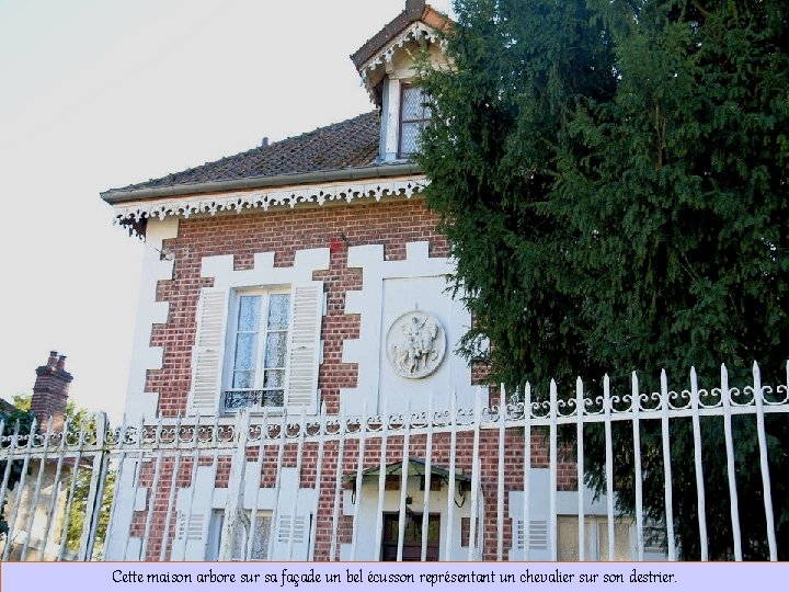 Cette maison arbore sur sa façade un bel écusson représentant un chevalier sur son