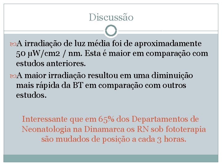 Discussão A irradiação de luz média foi de aproximadamente 50 µW/cm 2 / nm.