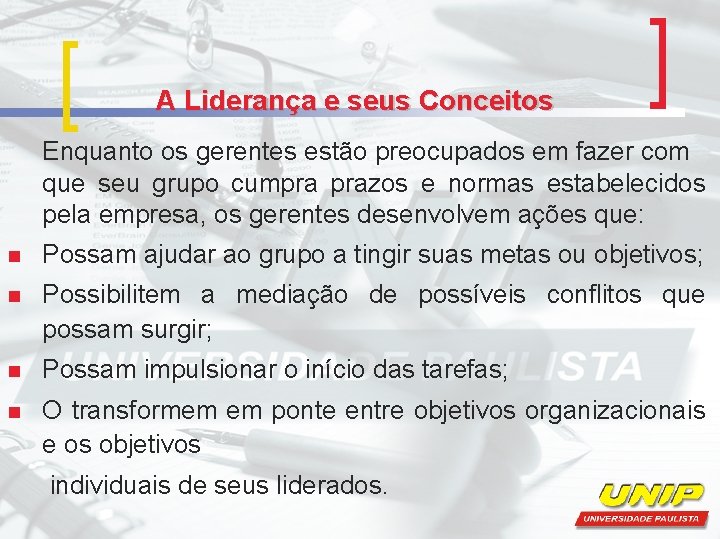 A Liderança e seus Conceitos Enquanto os gerentes estão preocupados em fazer com que