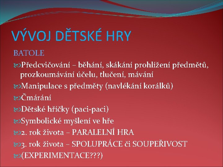 VÝVOJ DĚTSKÉ HRY BATOLE Předcvičování – běhání, skákání prohlížení předmětů, prozkoumávání účelu, tlučení, mávání