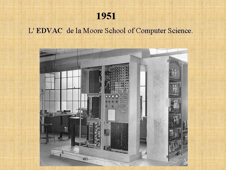 1951 L' EDVAC de la Moore School of Computer Science. 