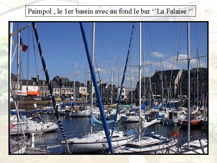 Paimpol , le 1 er bassin avec au fond le bar ‘’La Falaise ‘’